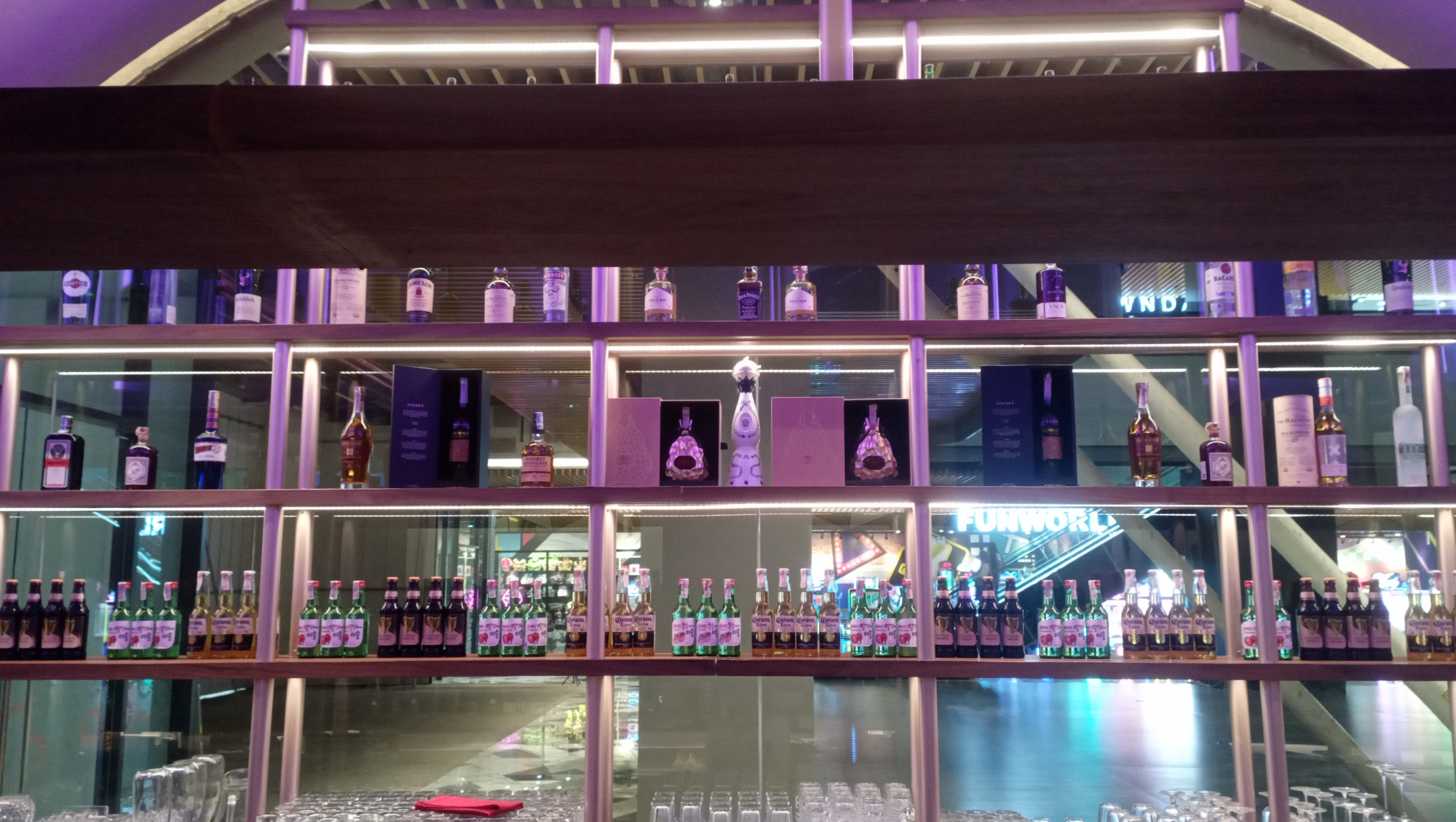 Bar & Lounge
